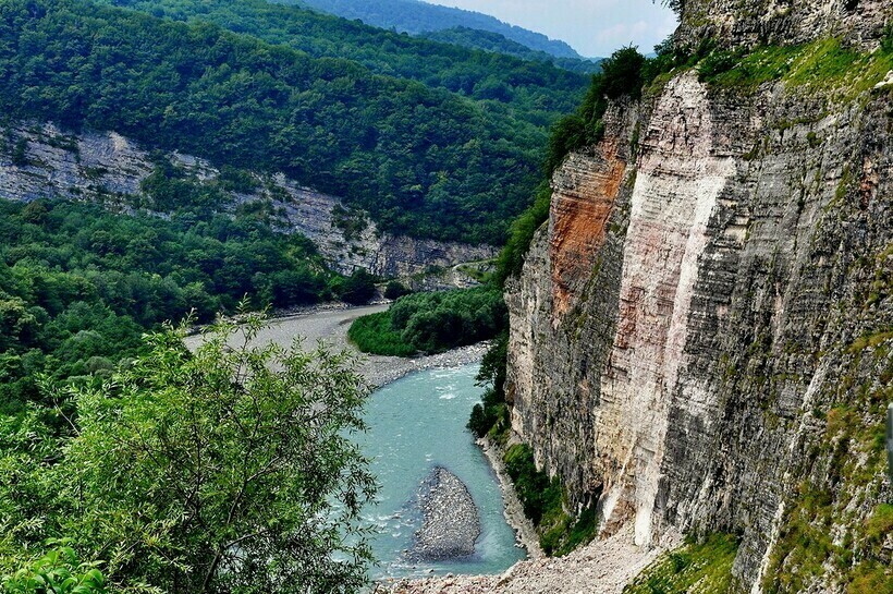 Кодорское ущелье - горный туризм в Абхазии, пешие походы, дольмены
